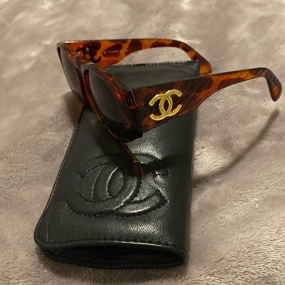 CHANEL Sunglasses tortoise frames with the Chanel gold hardware